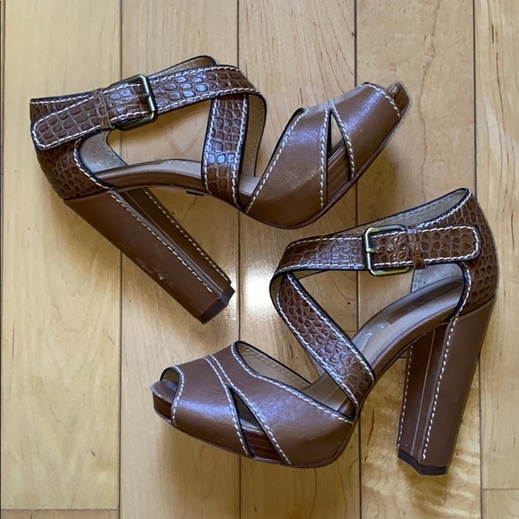 BCBG heels - Picture 2 of 6